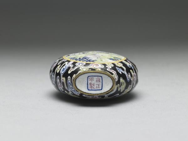 銅胎畫琺瑯黑地五彩流雲玉兔秋香鼻煙壺