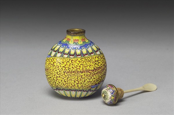 銅胎畫琺瑯包袱式孔雀尾鼻煙壺