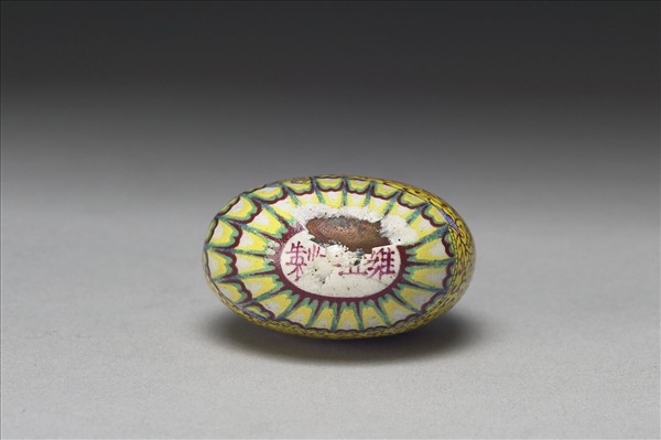 銅胎畫琺瑯包袱式孔雀尾鼻煙壺