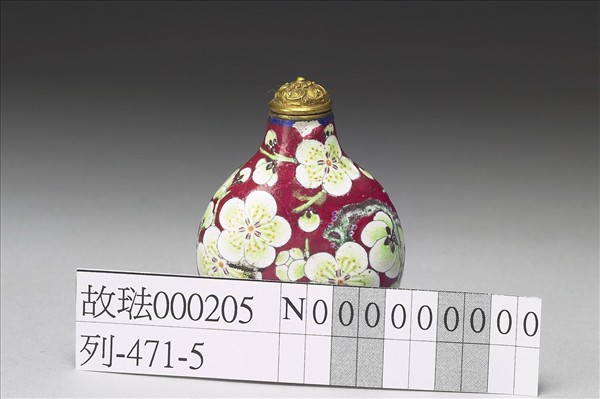 銅胎畫琺瑯紅地白梅鼻煙壺