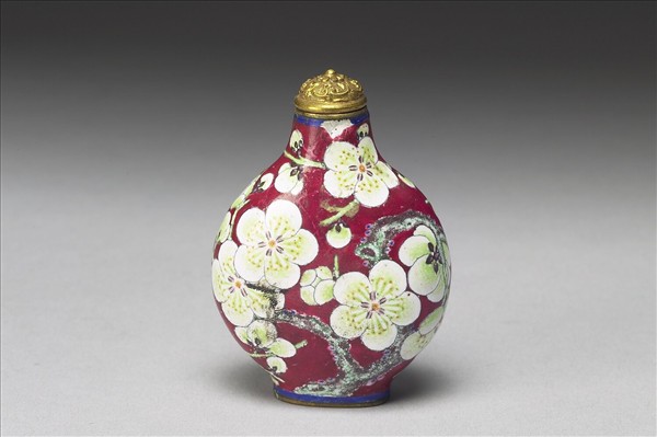 銅胎畫琺瑯紅地白梅鼻煙壺
