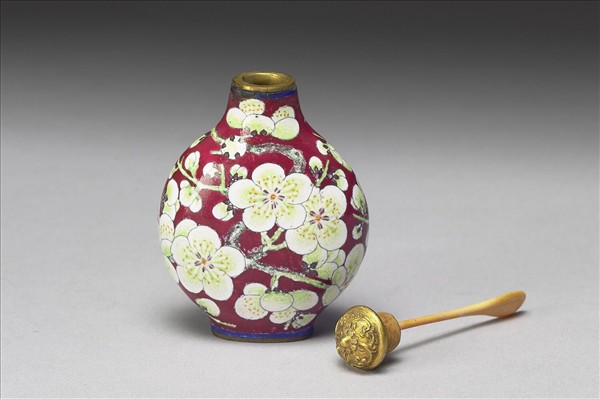 銅胎畫琺瑯紅地白梅鼻煙壺
