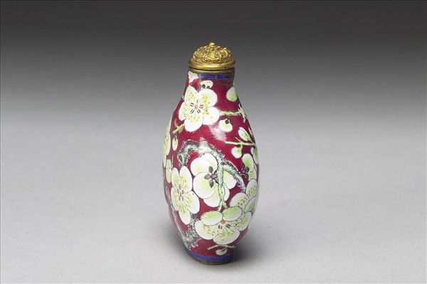 銅胎畫琺瑯紅地白梅鼻煙壺