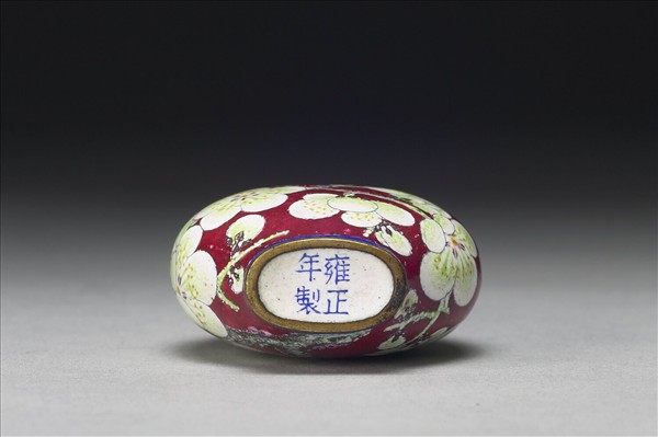 銅胎畫琺瑯紅地白梅鼻煙壺