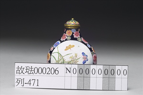 銅胎畫琺瑯杏林春燕花蝶鼻煙壺