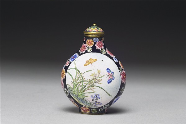 銅胎畫琺瑯杏林春燕花蝶鼻煙壺