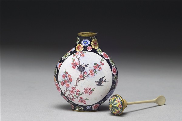 銅胎畫琺瑯杏林春燕花蝶鼻煙壺