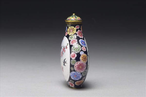 銅胎畫琺瑯杏林春燕花蝶鼻煙壺