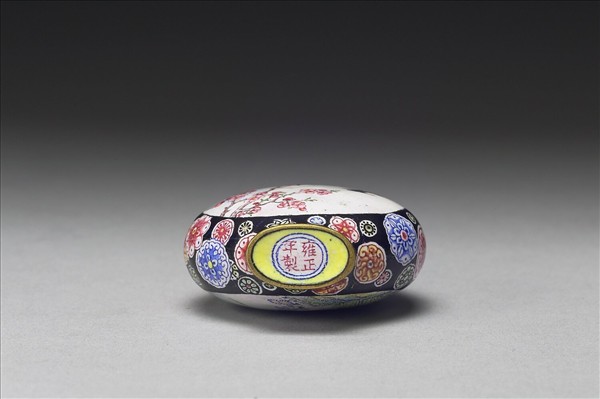 銅胎畫琺瑯杏林春燕花蝶鼻煙壺