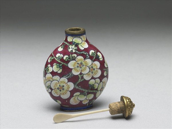 銅胎畫琺瑯紅地白梅鼻煙壺