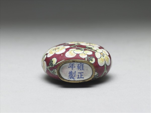 銅胎畫琺瑯紅地白梅鼻煙壺