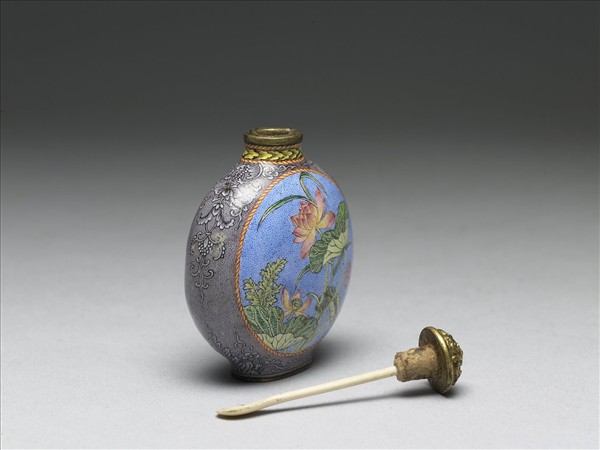 銅胎畫琺瑯紫地開光牡丹荷蓮鼻煙壺