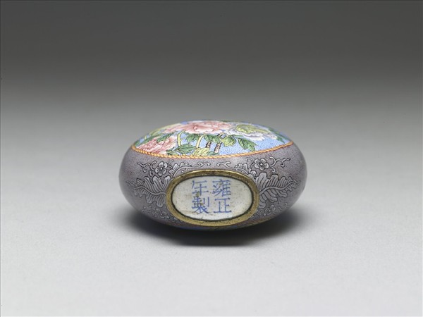 銅胎畫琺瑯紫地開光牡丹荷蓮鼻煙壺