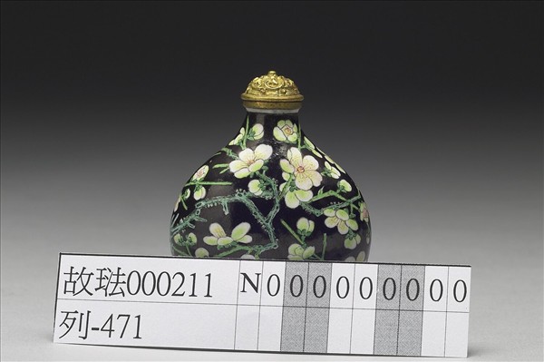 銅胎畫琺瑯黑地白梅鼻煙壺