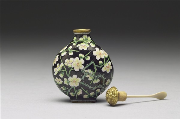 銅胎畫琺瑯黑地白梅鼻煙壺