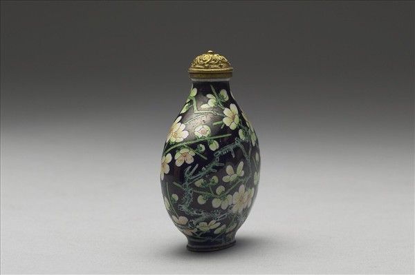 銅胎畫琺瑯黑地白梅鼻煙壺