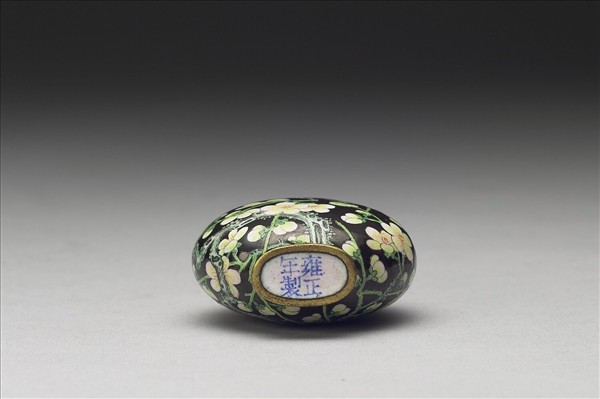 銅胎畫琺瑯黑地白梅鼻煙壺