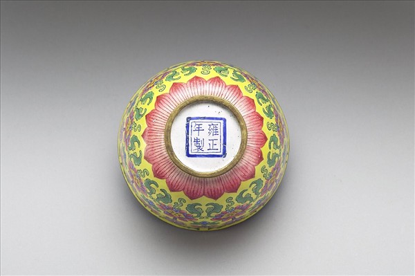 銅胎畫琺瑯黃地花卉紋套杯