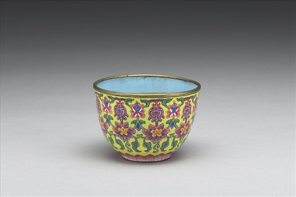 銅胎畫琺瑯黃地花卉紋套杯