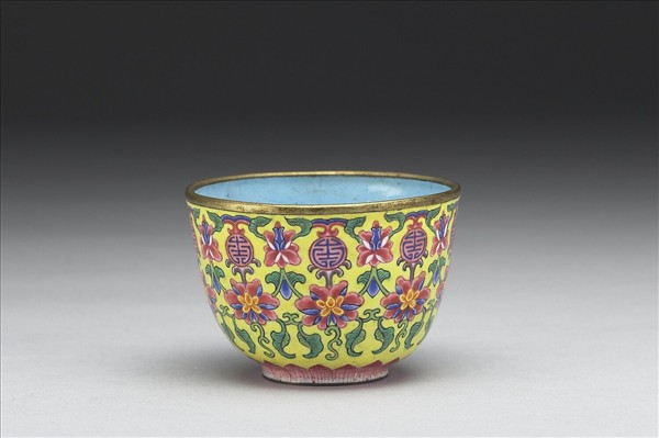 銅胎畫琺瑯黃地花卉紋套杯