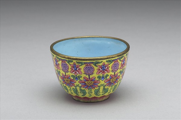 銅胎畫琺瑯黃地花卉紋套杯