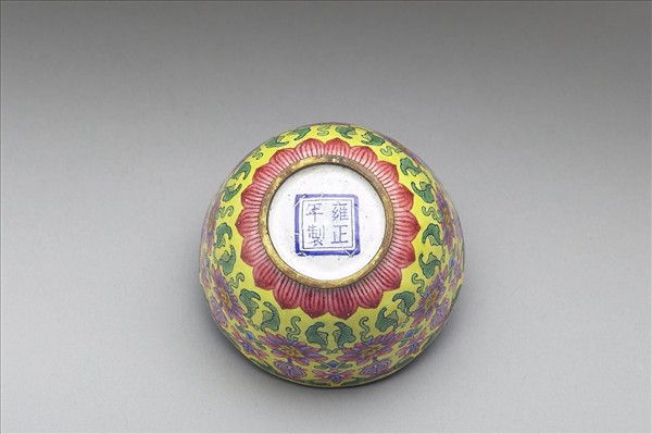 銅胎畫琺瑯黃地花卉紋套杯