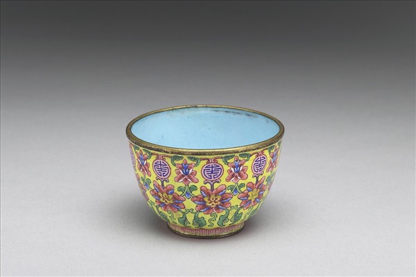 銅胎畫琺瑯黃地花卉紋套杯