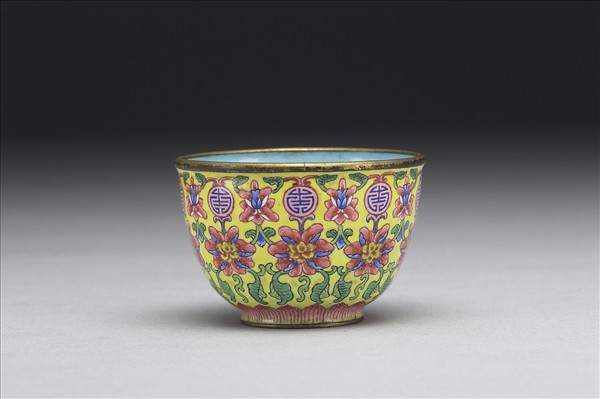 銅胎畫琺瑯黃地花卉紋套杯