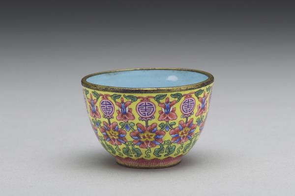 銅胎畫琺瑯黃地花卉紋套杯