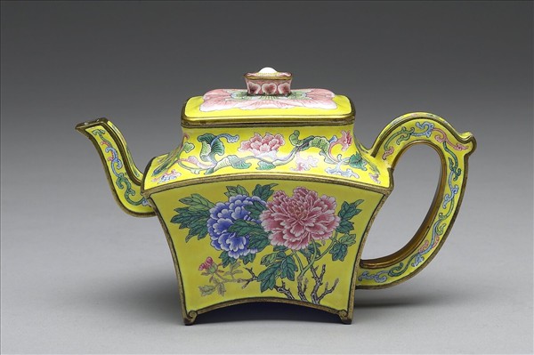 銅胎畫琺瑯牡丹紋方壺