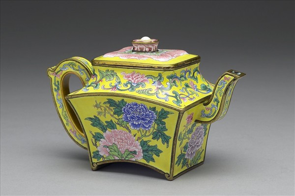 銅胎畫琺瑯牡丹紋方壺