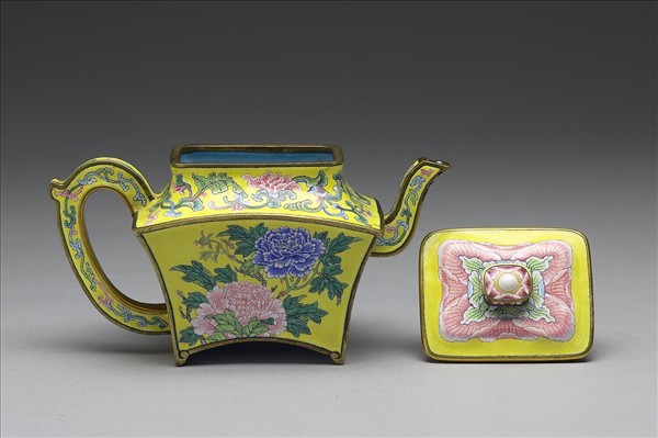 銅胎畫琺瑯牡丹紋方壺