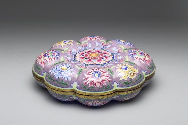 銅胎畫琺瑯海棠式盒