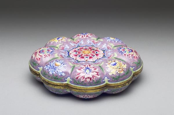 銅胎畫琺瑯海棠式盒