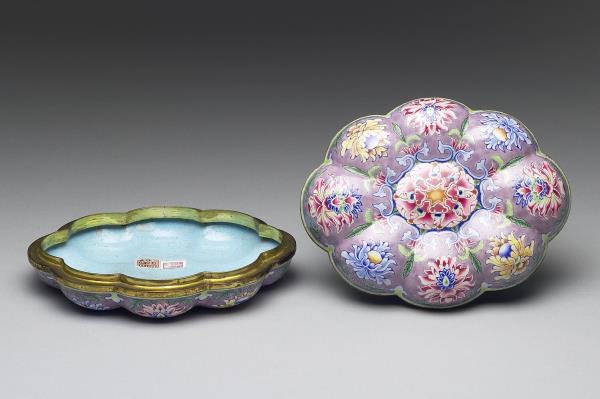 銅胎畫琺瑯海棠式盒