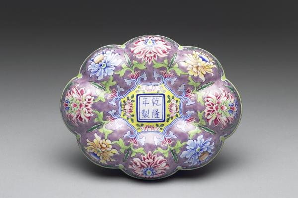 銅胎畫琺瑯海棠式盒
