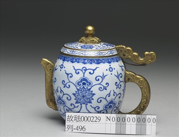 銅胎畫琺瑯白地藍花執壺