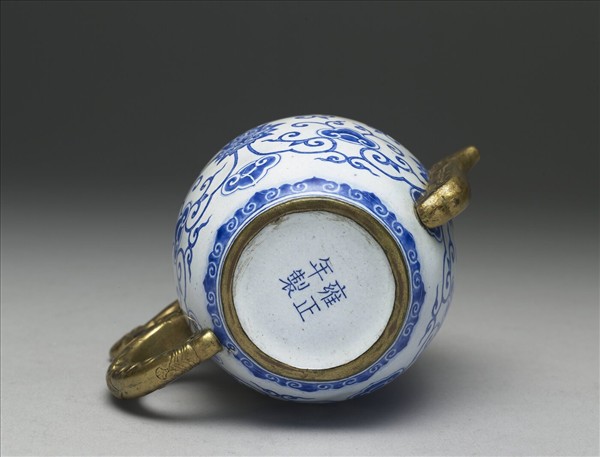 銅胎畫琺瑯白地藍花執壺