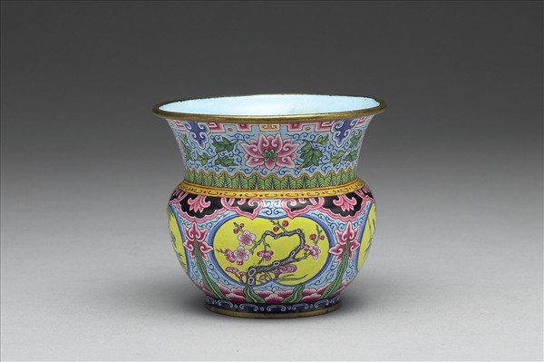 銅胎畫琺瑯藍地四季花卉渣斗