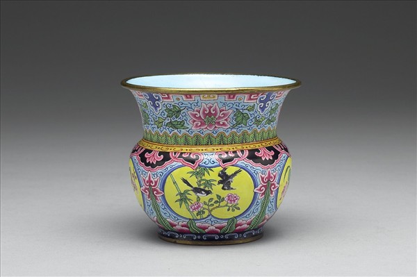 銅胎畫琺瑯藍地四季花卉渣斗