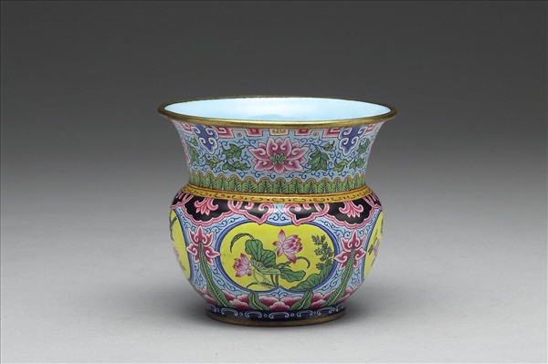 銅胎畫琺瑯藍地四季花卉渣斗