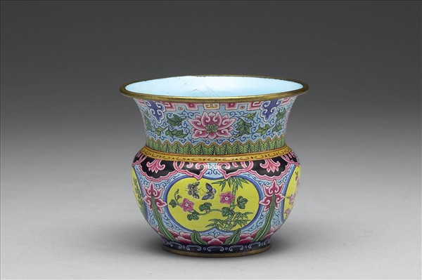 銅胎畫琺瑯藍地四季花卉渣斗