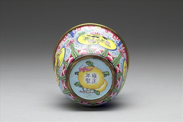 銅胎畫琺瑯藍地四季花卉渣斗