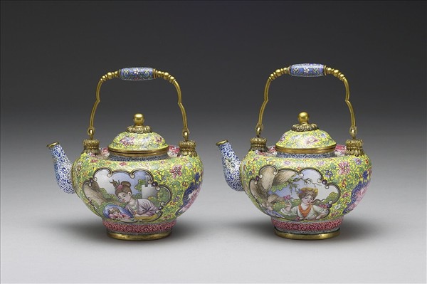 銅胎畫琺瑯西洋母子圖提梁壺