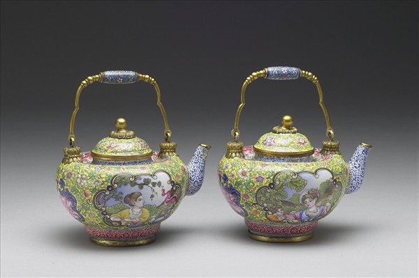 銅胎畫琺瑯西洋母子圖提梁壺