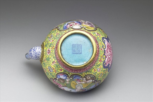 銅胎畫琺瑯西洋母子圖提梁壺