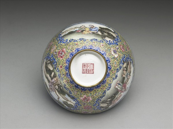 銅胎畫琺瑯黃地彩花開光人物蓋碗