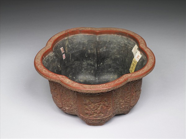 剔紅花卉五瓣式花盆