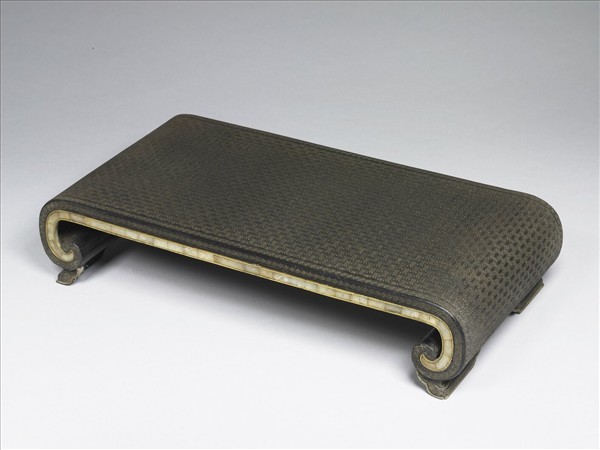 剔黑嵌玉卷書式几