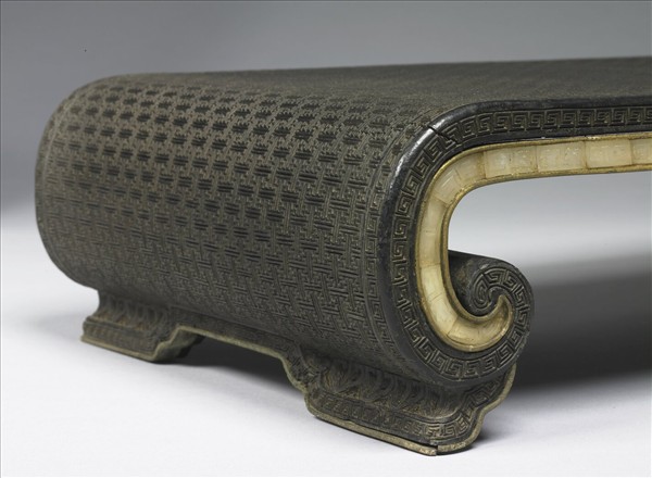 剔黑嵌玉卷書式几